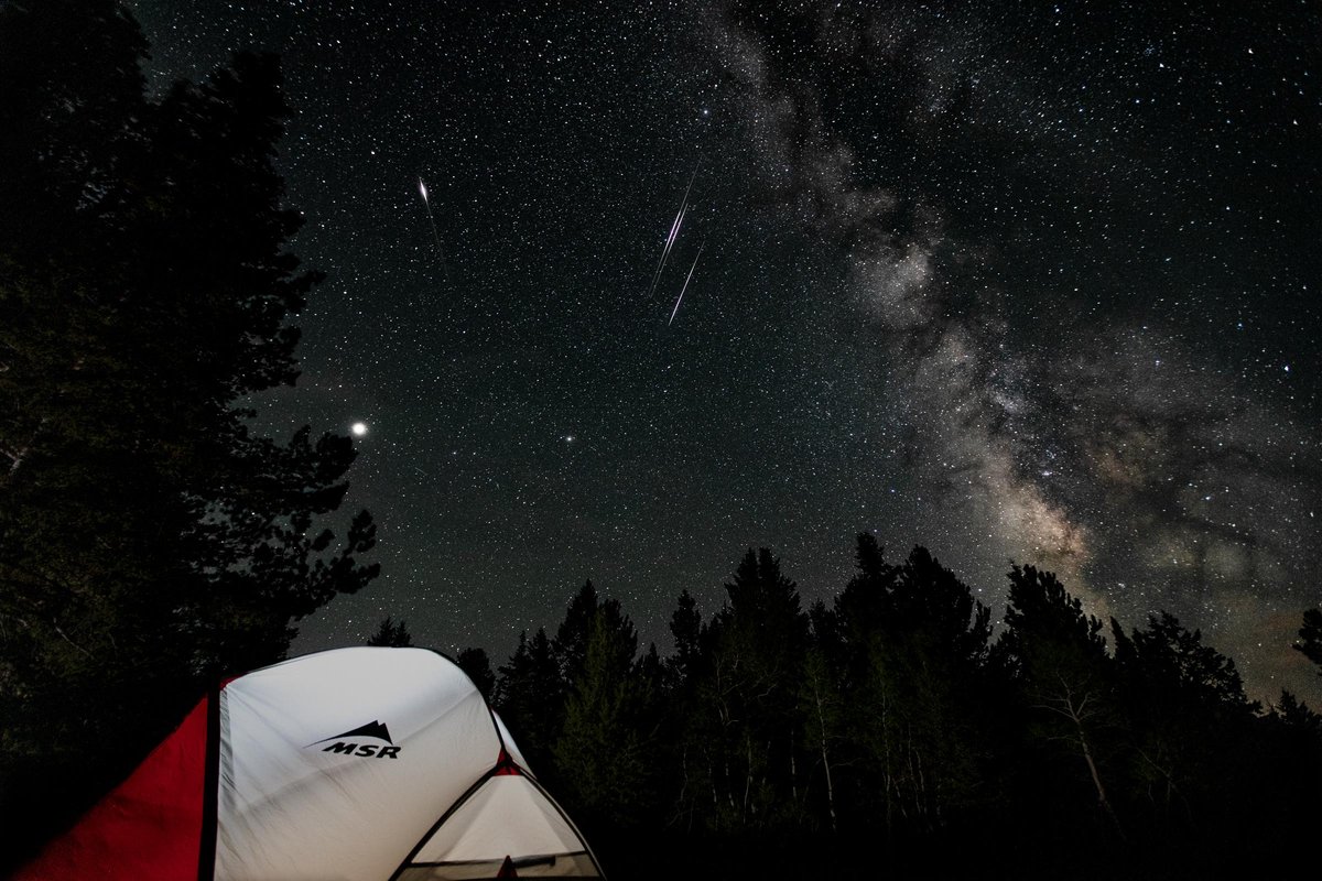 Shooting stars make their appearance as Jupiter, Saturn and the Milky Way move across the horizon